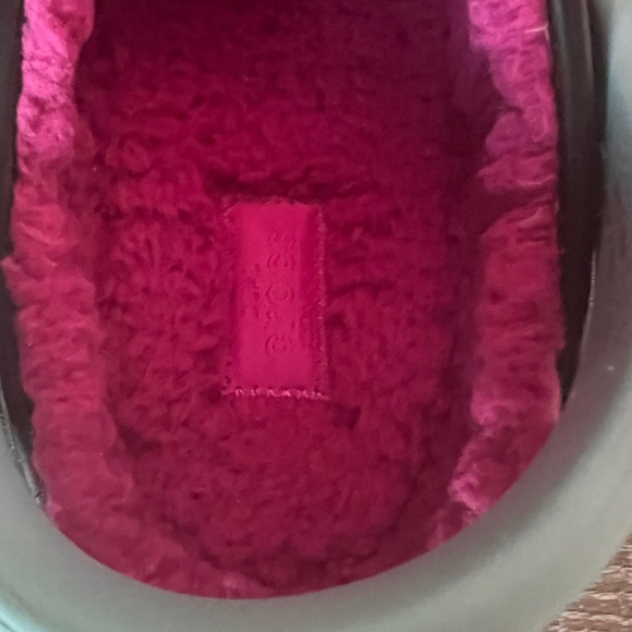 New Crocs Black and Pink Clogs Size 7 - Picture 5 of 12